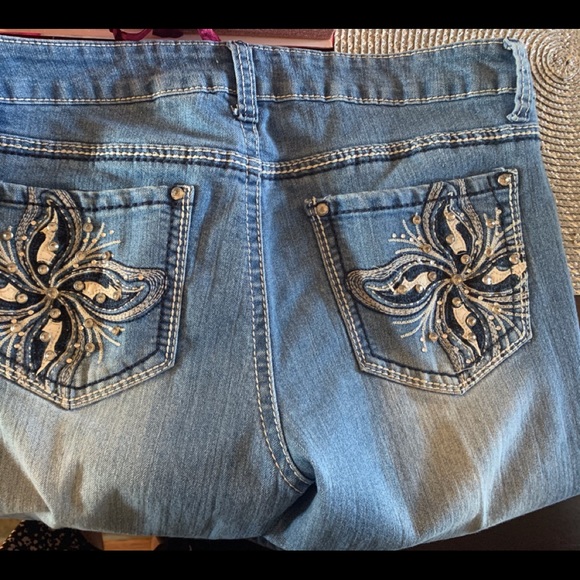 Weekend Capri Jeans - Picture 9 of 11